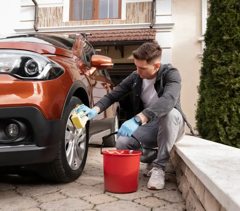 Lavage auto à domicile Germigny-des-Prés : professionnel intervenant sur un véhicule